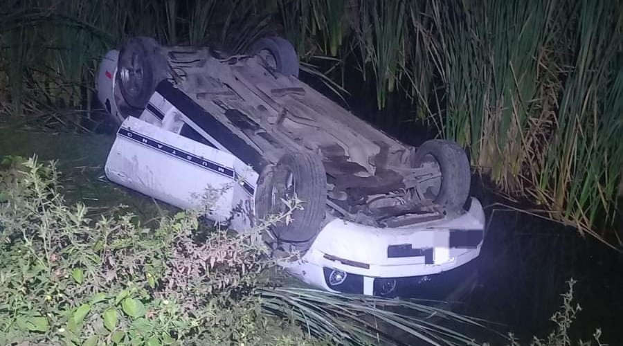 Volcadura en Los Mochis: un vehículo cayó a un canal en el libramiento Oriente, en las inmediaciones del ejido Ohuira; el conductor huyó del lugar.