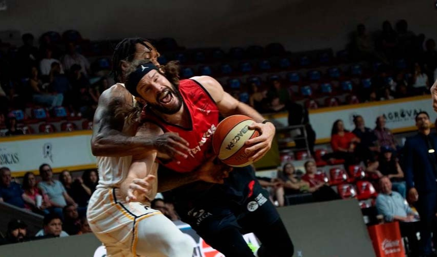 Venados Basketball y Rayos de Hermosillo disputan por el balón durante partido de la Cibacopa 2026