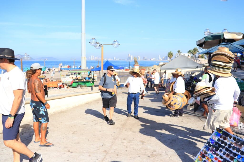 Vendedores de playa en el malecón de Mazatlán.