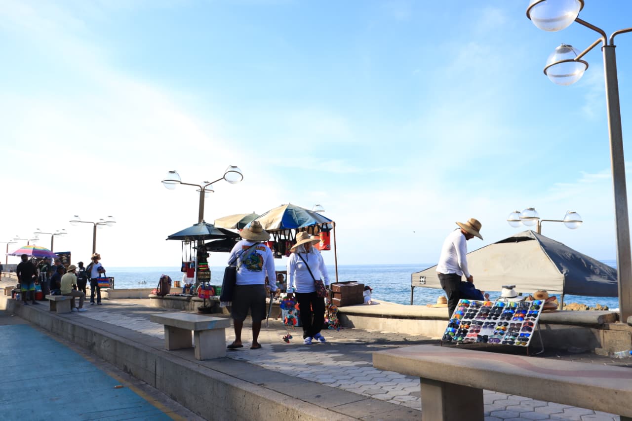 Vendedores de playa en el malecón de Mazatlán.
