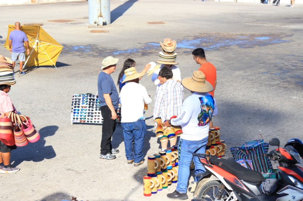 Vendedores de playa en el malecón de Mazatlán.