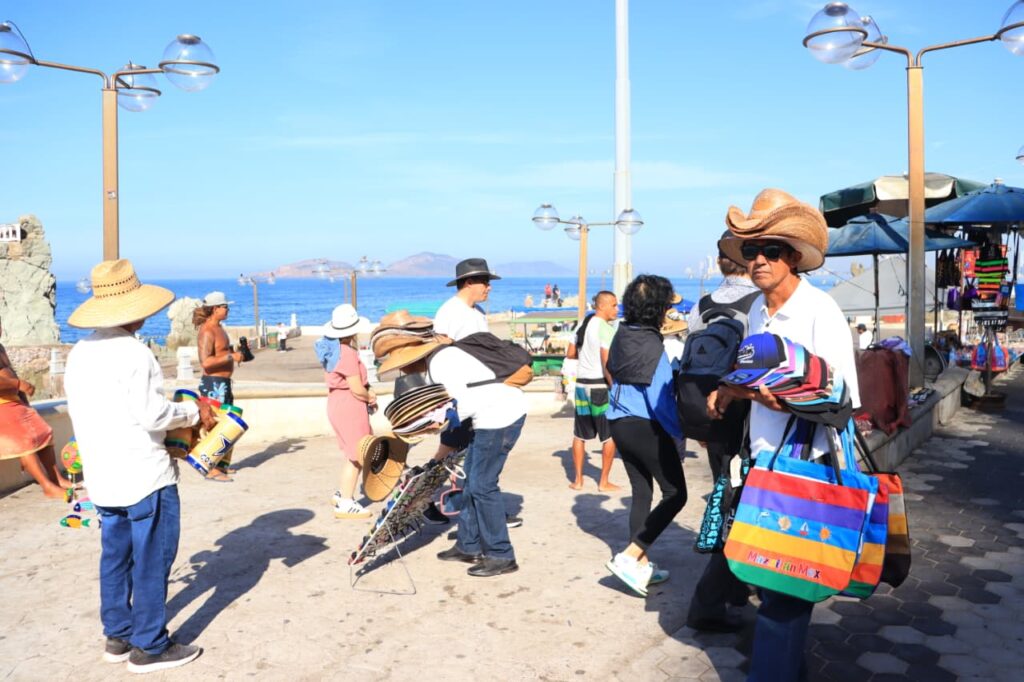 Vendedores de playa en el malecón de Mazatlán.