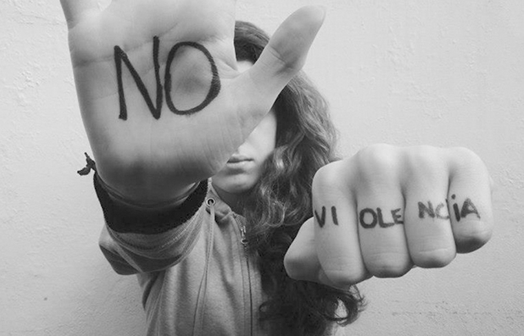 Mujer estirando sus brazos, en la mano derecha la palma abierta escrito un 