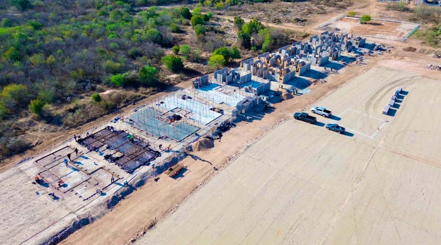 Terreno con construcción de casas y carros sobre el terreno
