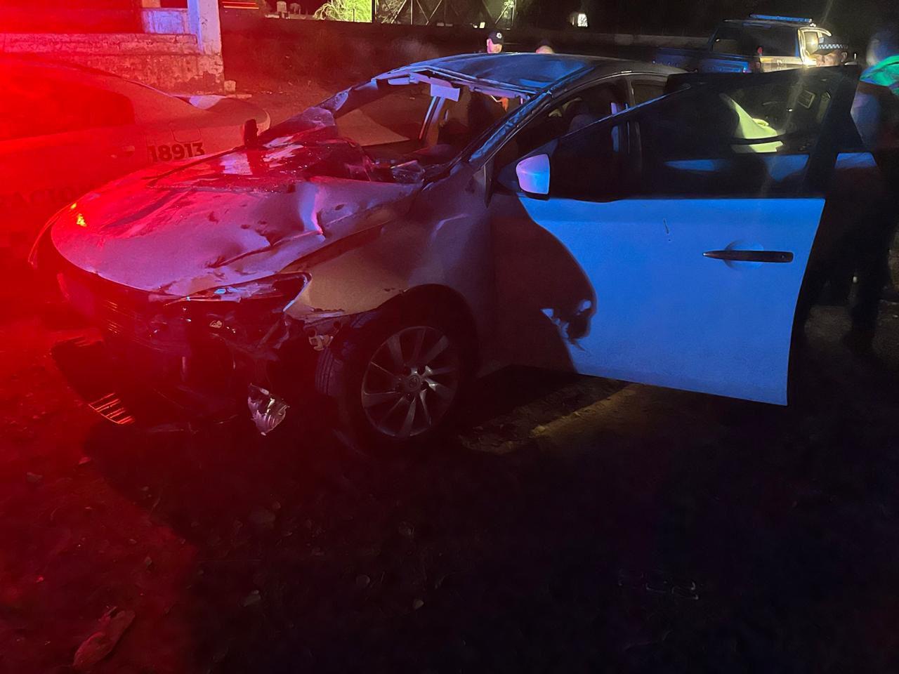 Vehículo abandonado con severos daños tras la volcadura.