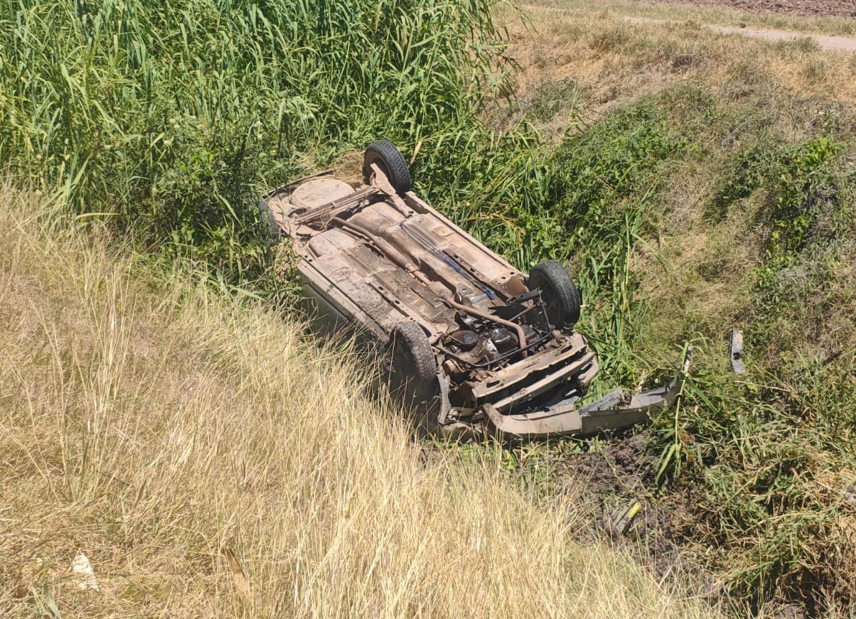 Auto volcado fuera de carretera