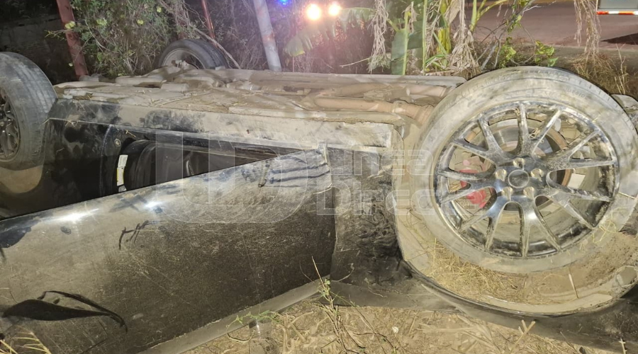 Automóvil sufre volcadura