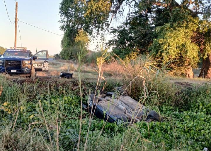 Policía Municipal en el lugar donde se volcó el vehículo.