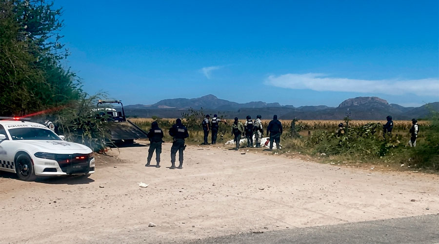 Elementos de seguridad alrededor de un auto que volcó tras ser perseguido en Mocorito