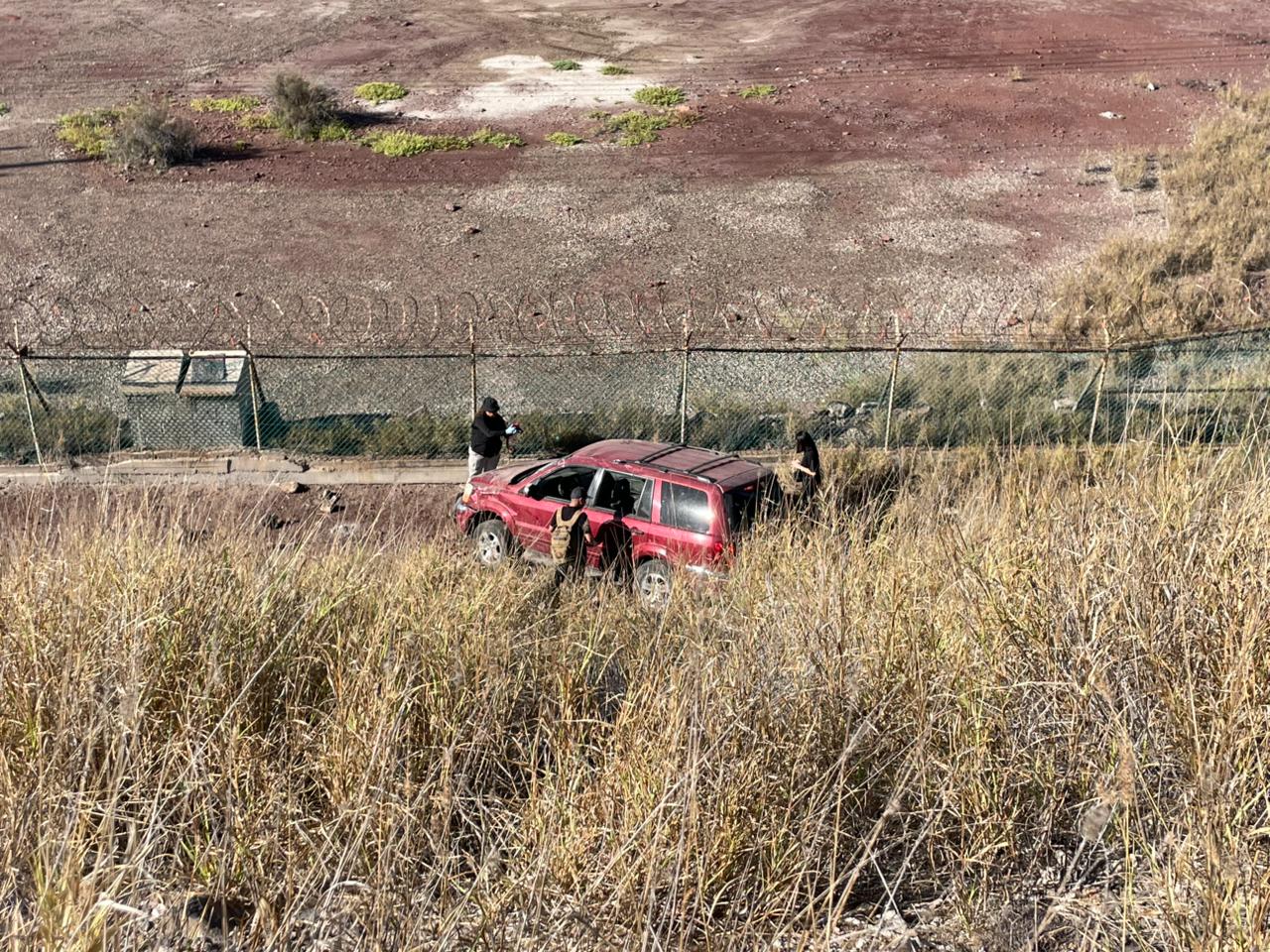camioneta volcada en vacío