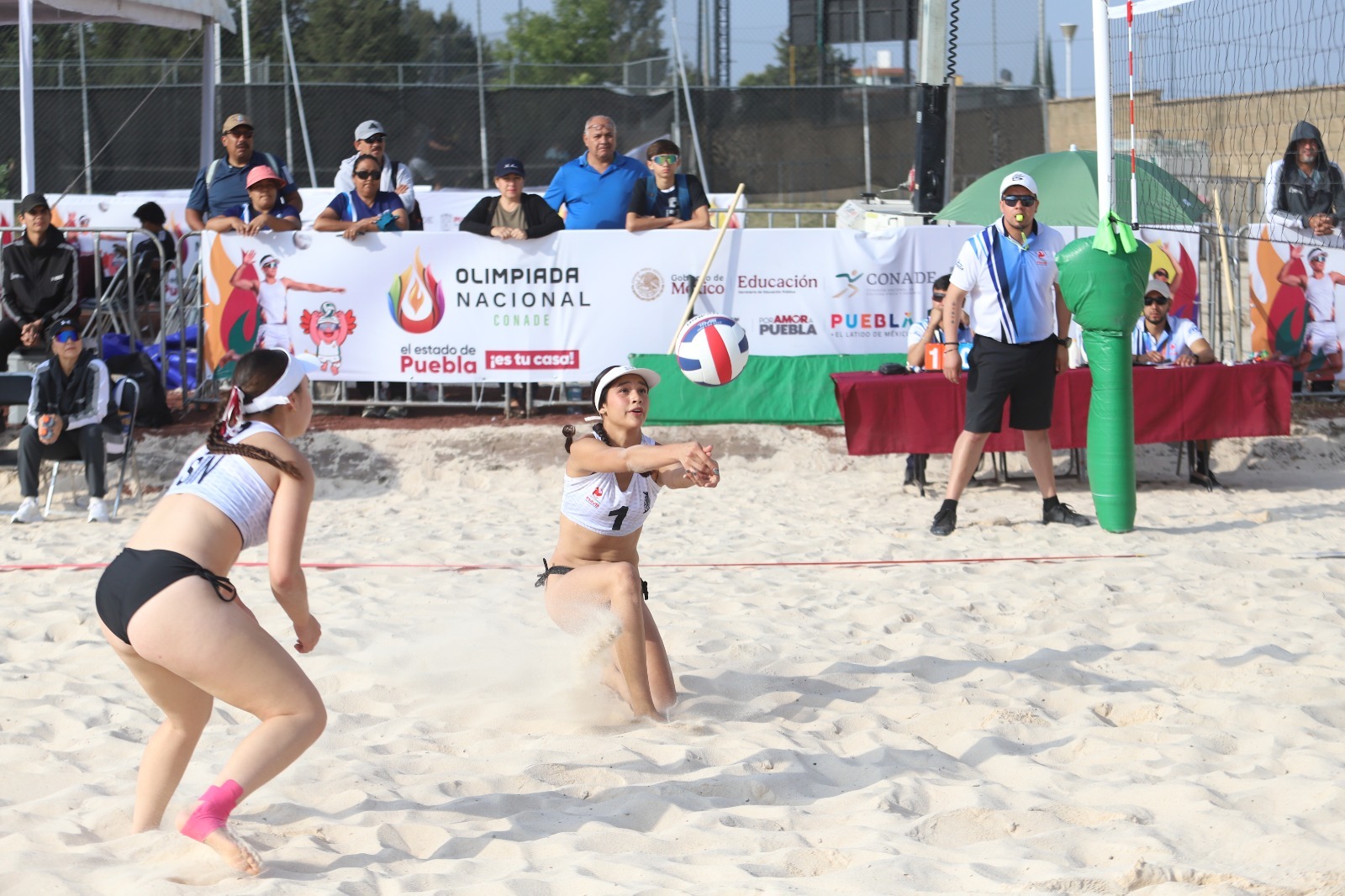 Dos personas jugando voleibol playero para Sinaloa