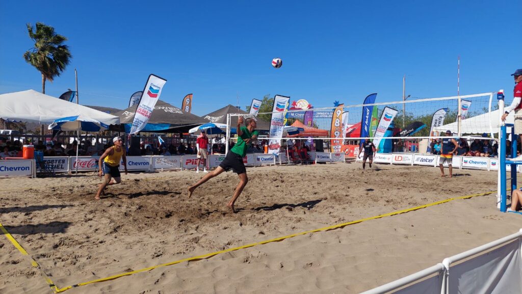 personas jugando voleibol en la playa