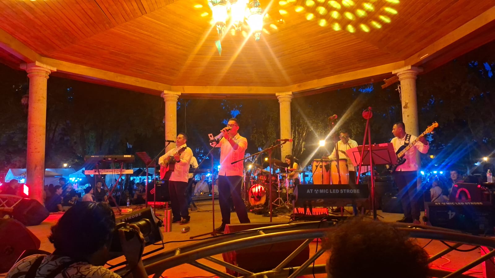 Grupos de la Marina ponen a bailar a la población en la plazuela 27 de Septiembre en Los Mochis