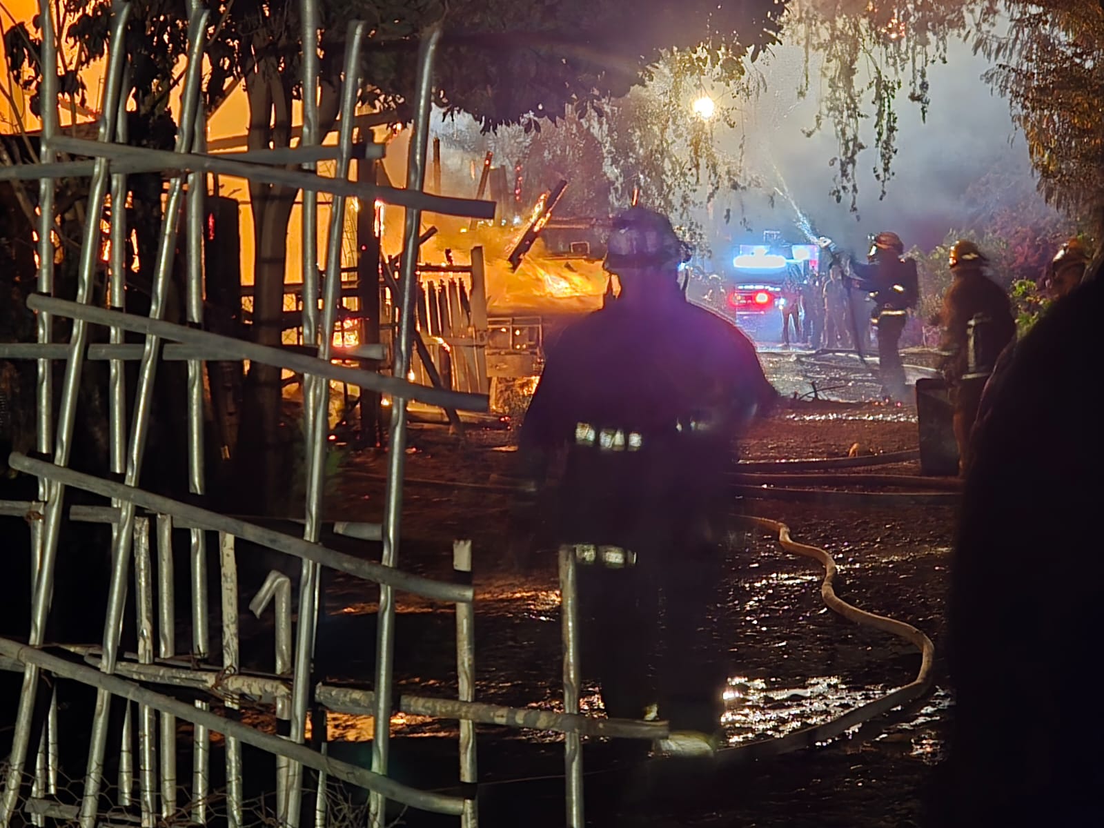 Bomberos atendiendo incendio en Aguaruto