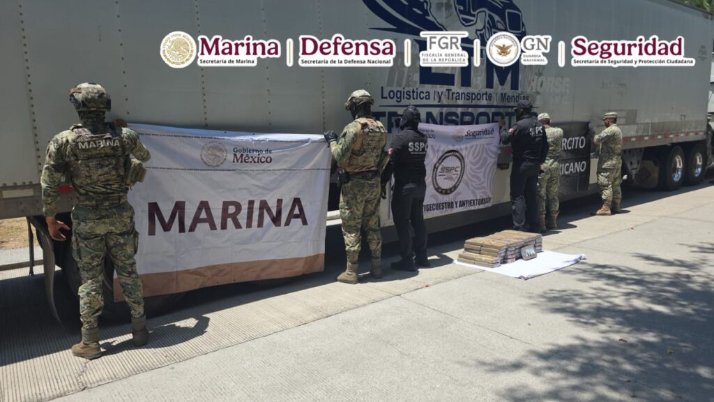 Aseguran 60 kilos de cocaína oculta en las paredes de un tractocamión en Colima