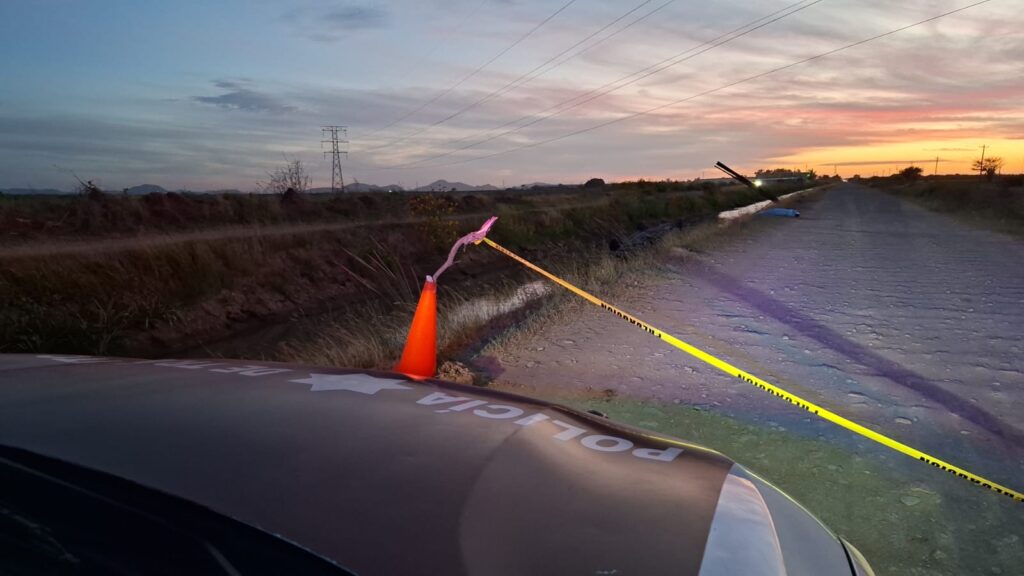 Accidente en Ahome, carretera tapada con cinta