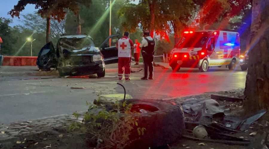 Unidad y elementos de emergencia en una calle junto a un automovil con golpes por un accidente vial
