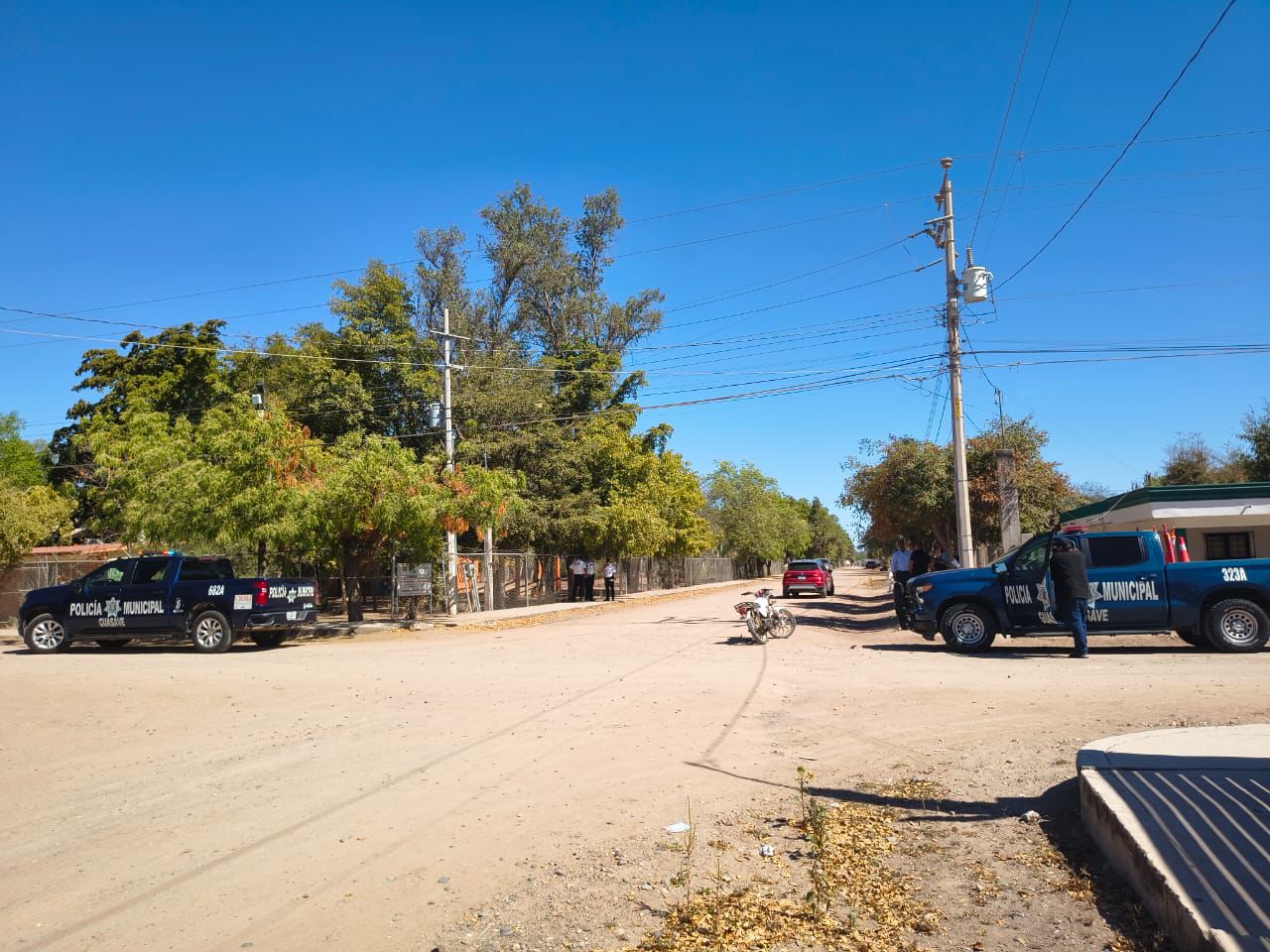Dos unidades de la policía municipal de Guasave junto a una motocicleta