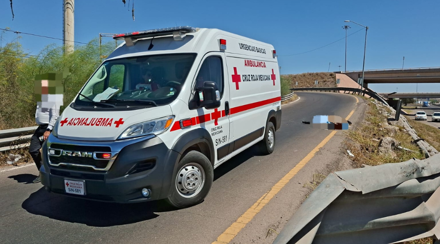 Paramédicos de la Cruz Roja auxilian a los motociclistas lesionados