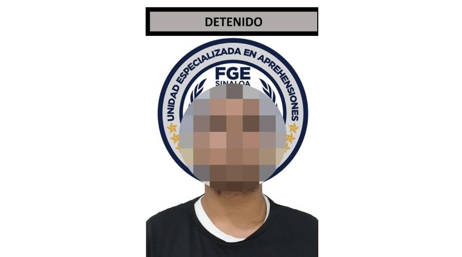persona con el rostro cubierto y al fondo el logo de la FGE