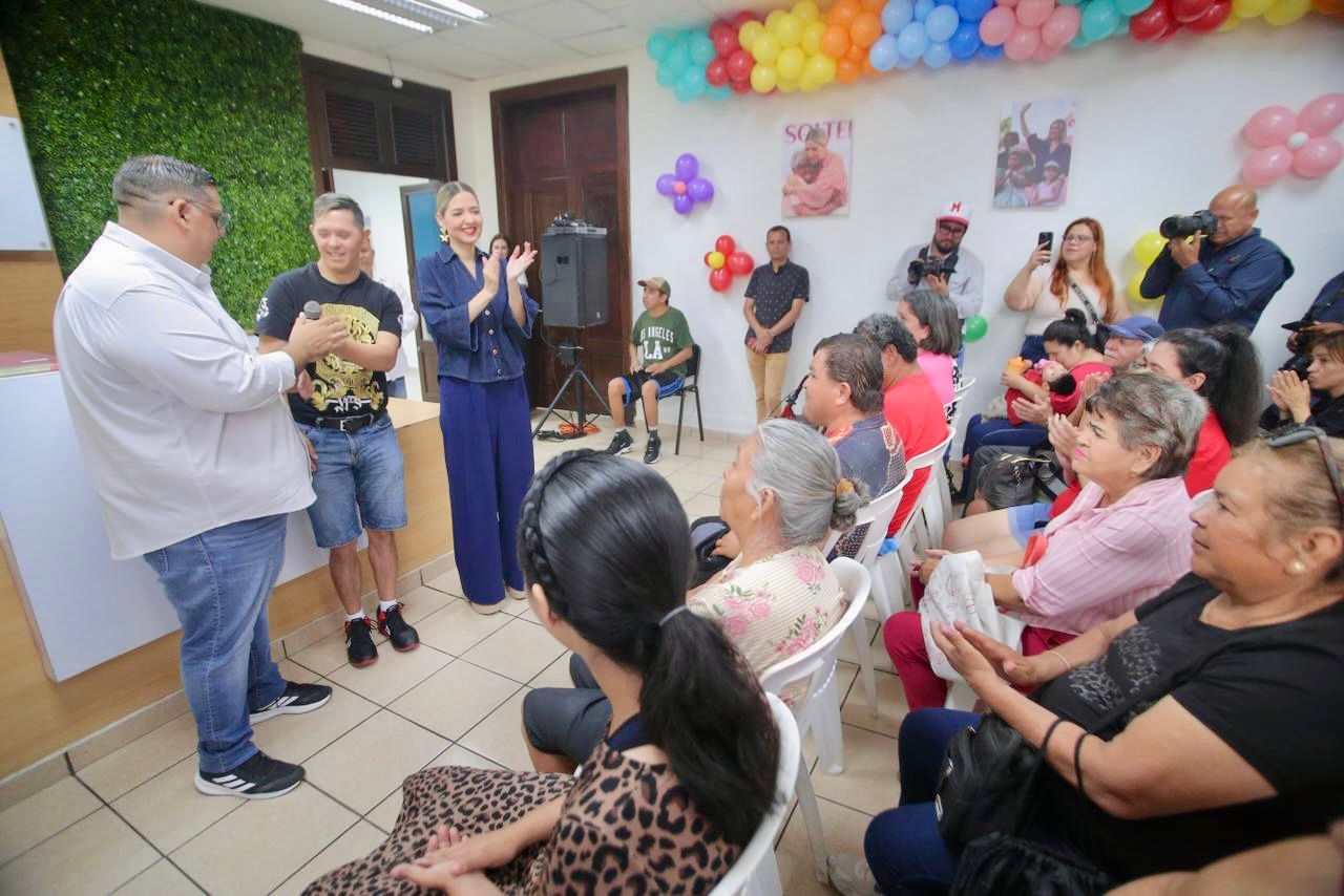 personas en reunión