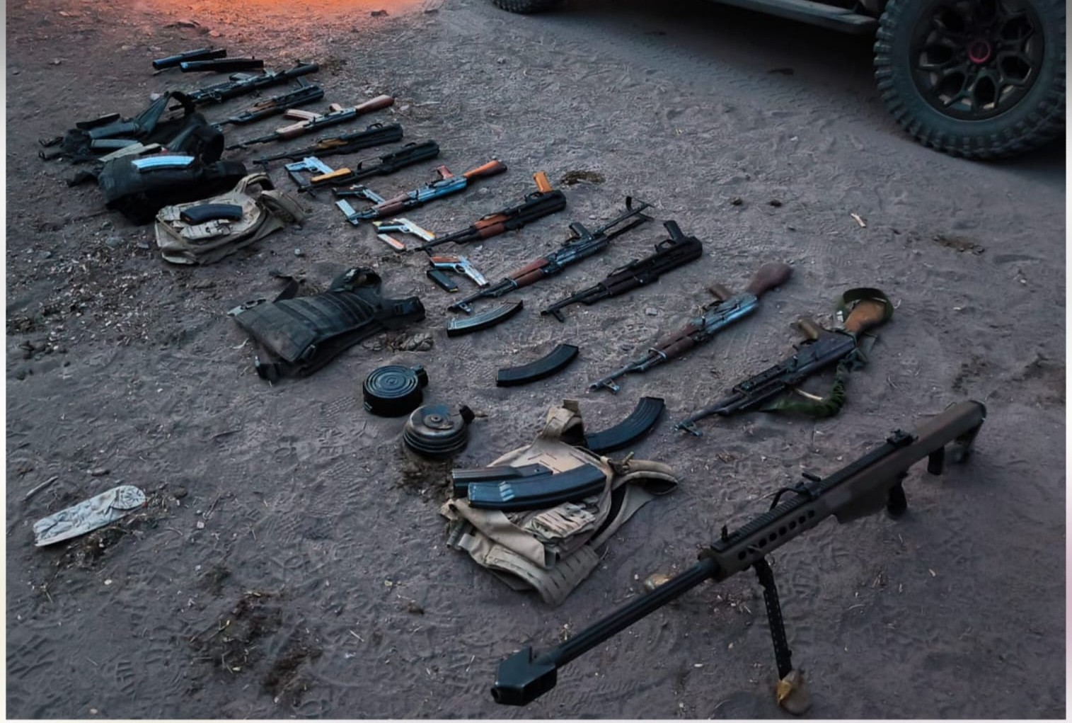 Armas y objetos asegurados sobre una manta