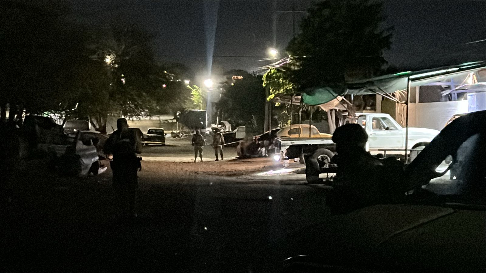 Calle con elementos de seguridad desplegados