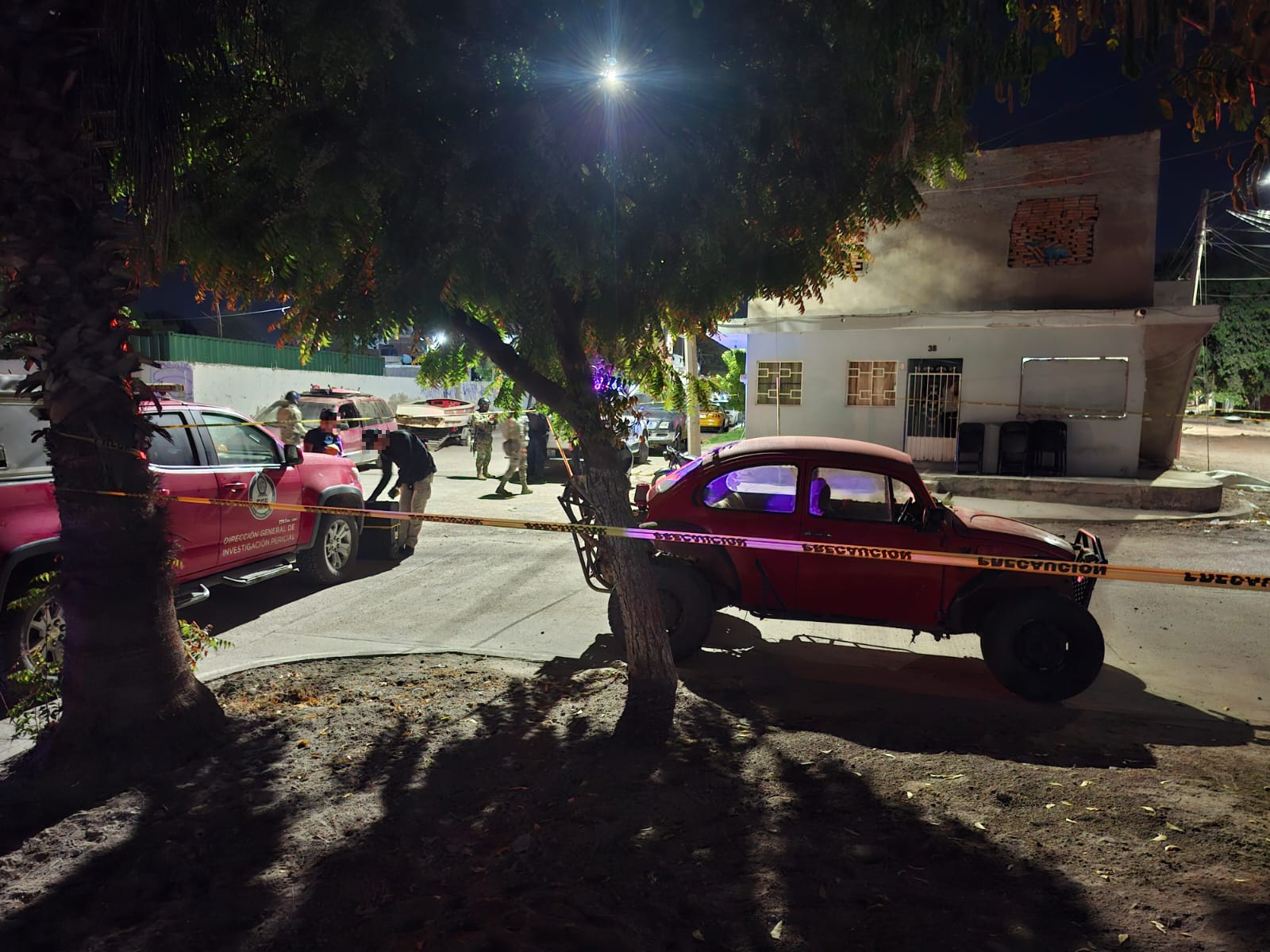 Policías y personal militar resguardan el sitio del homicidio