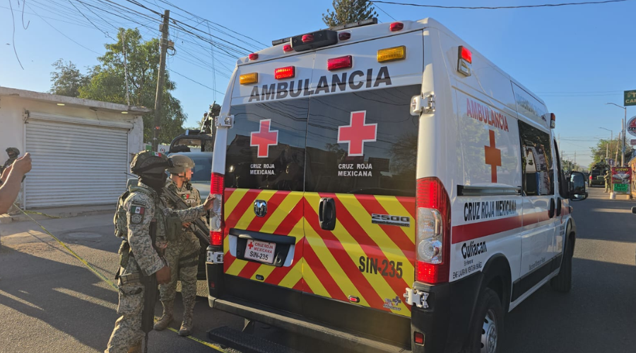 Ambulancia de la Cruz Roja llega al sitio del atentado