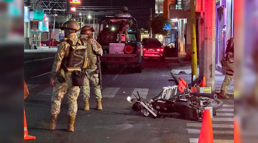 Militares resguardan el sitio del accidente entre vehículo del ejército con un motociclista