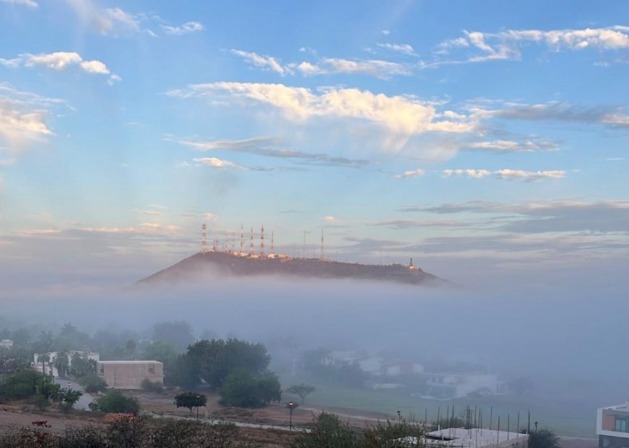 Paisaje de ciudad cubierta por bancos de niebla