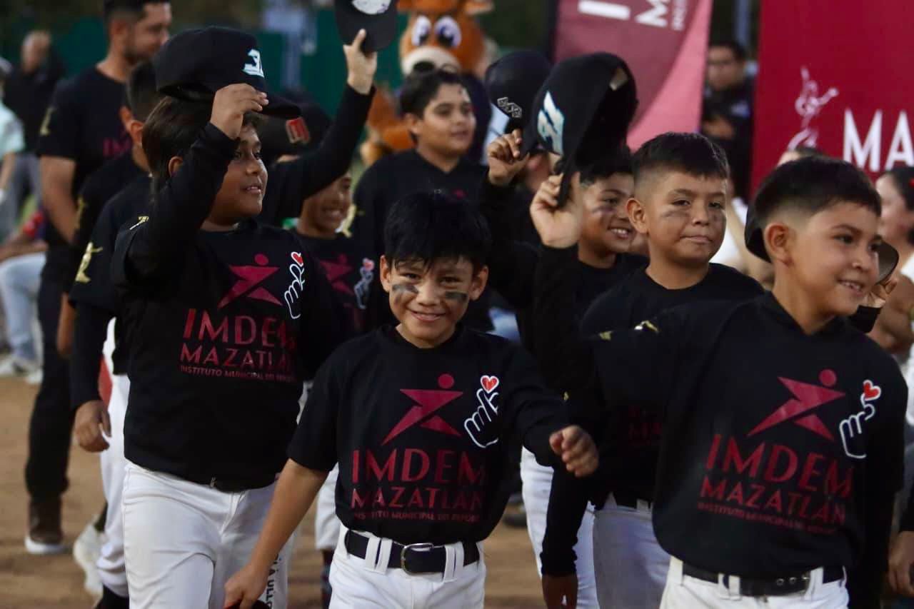 Niños con uniformes deportivos de beisbol sonriendo