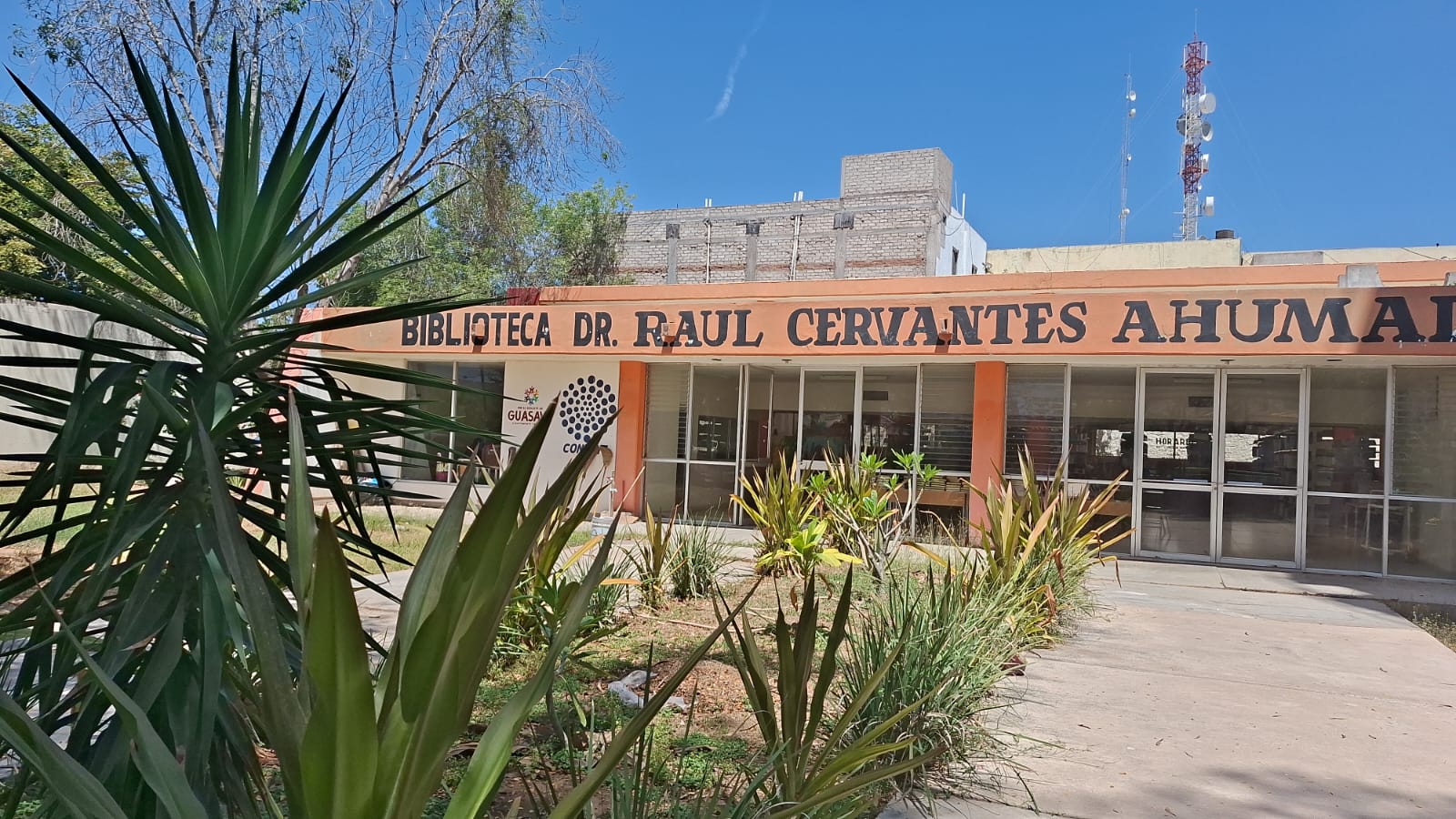 Fachada de una biblioteca