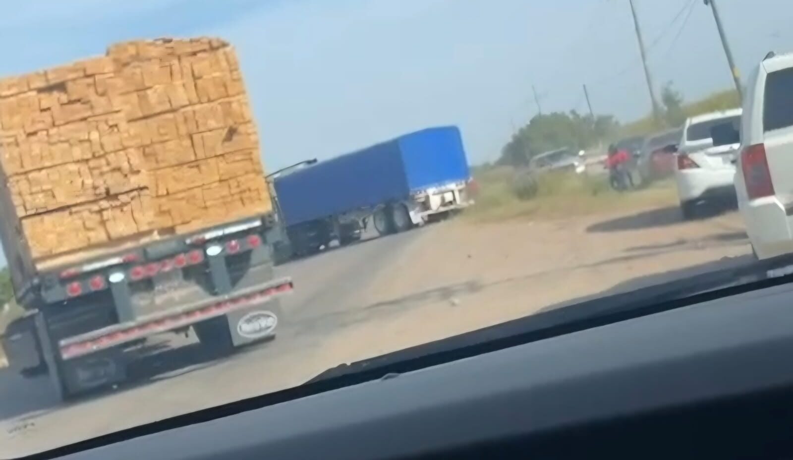 Bloqueo con dos tráileres la carretera