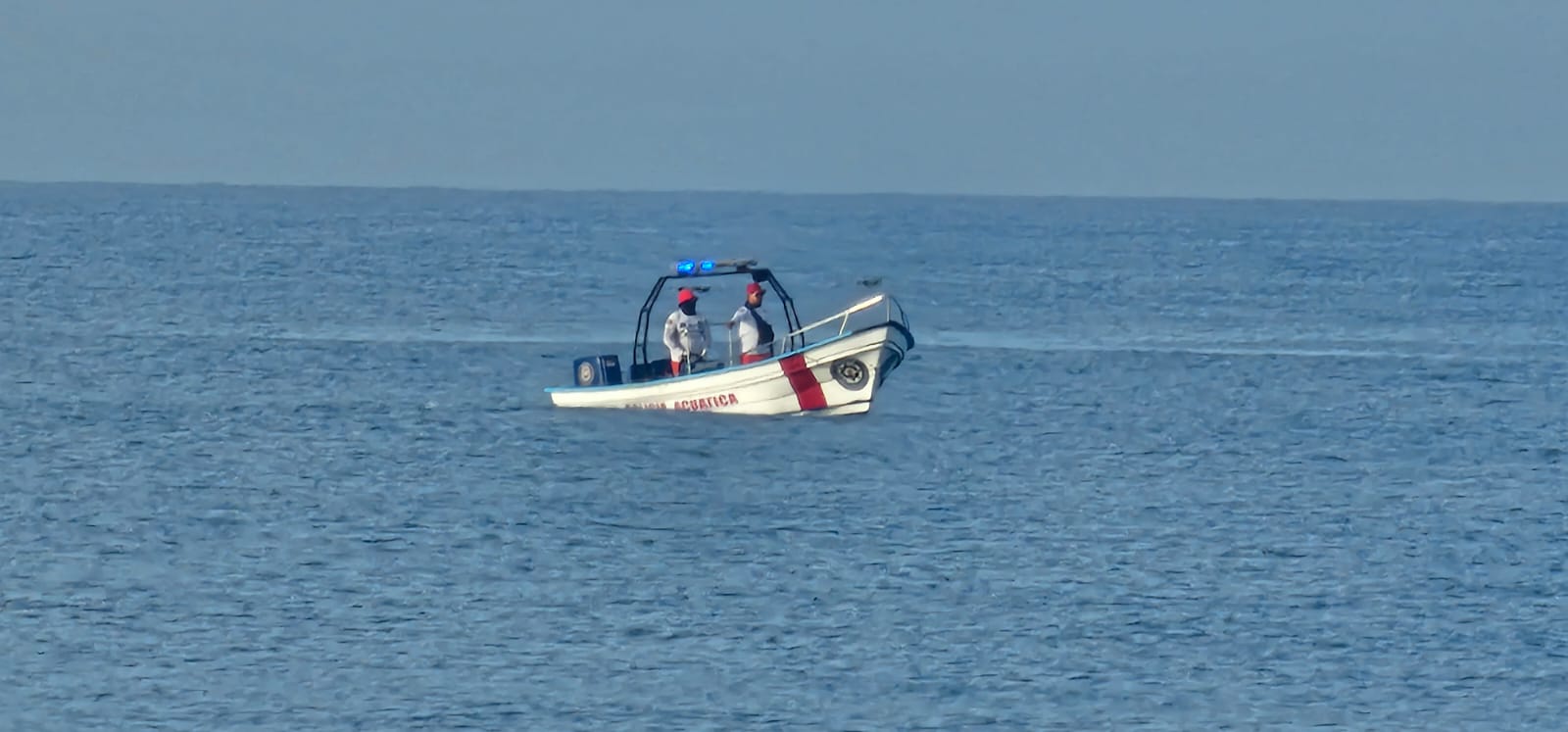 Bote/jetsky con tripulantes en el mar