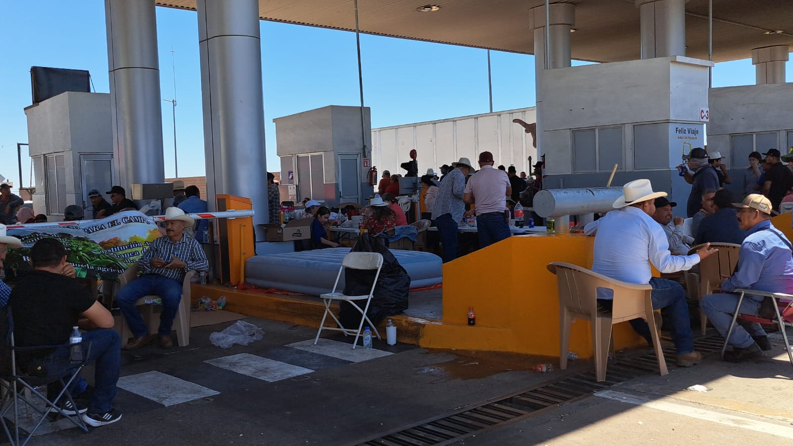 Productores en toma de caseta El Pisal