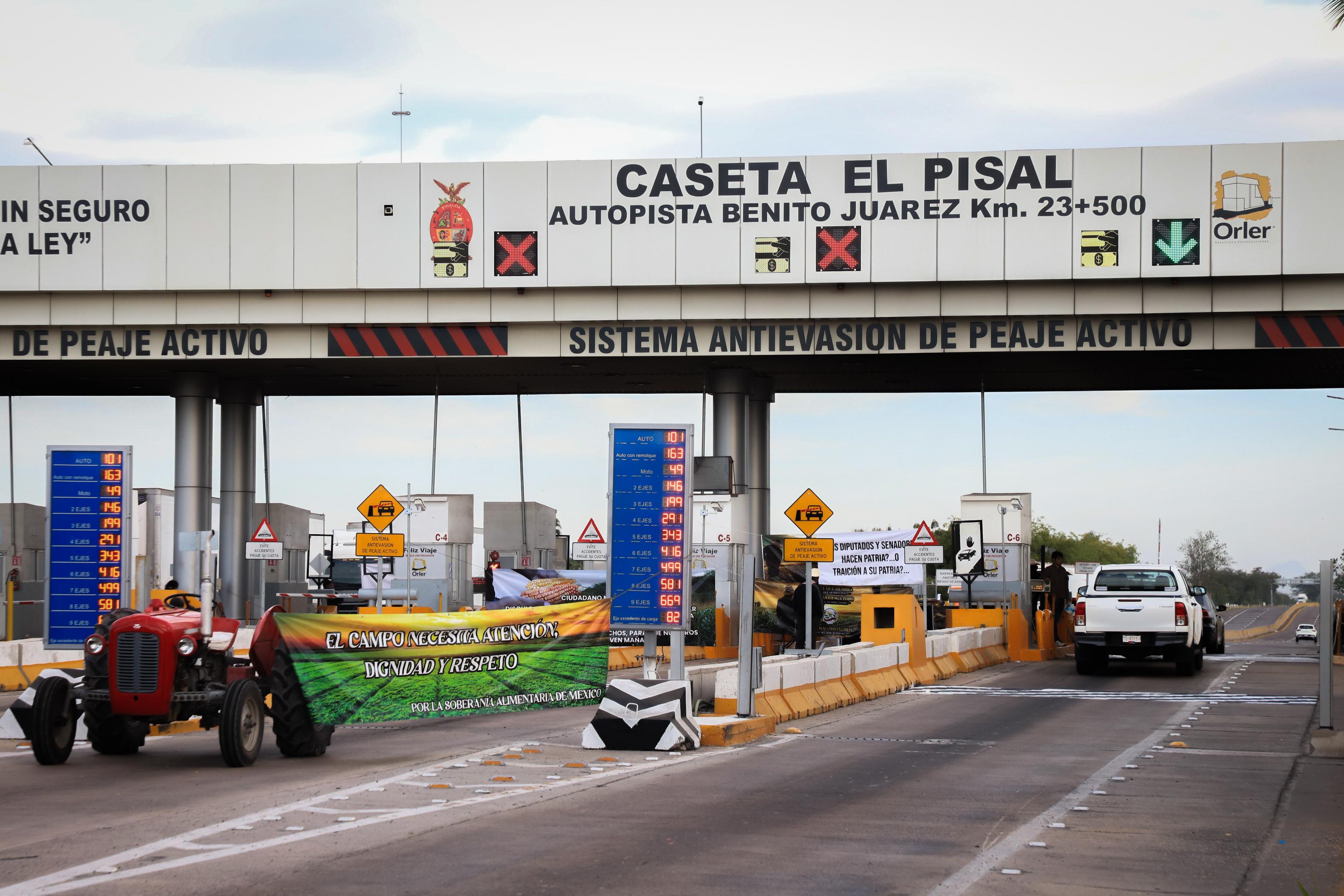 Caseta de peaje con carros