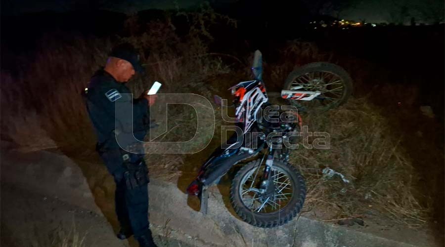 Agentes de policía resguarda la motocicleta accidentada