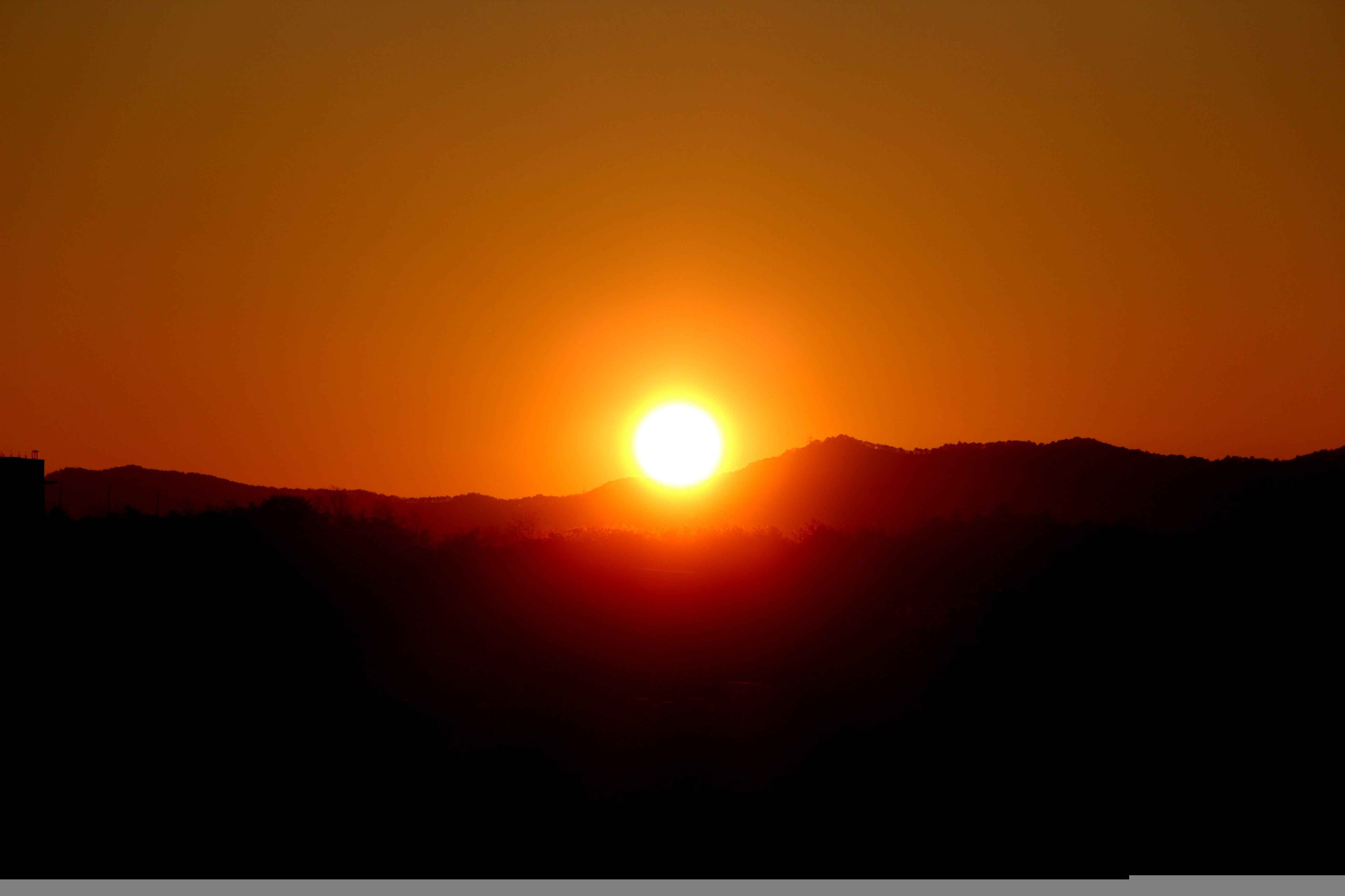 Sol saliendo entre las montañas