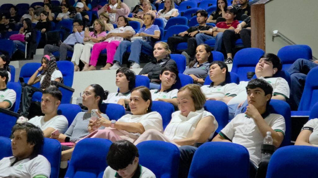 personas de público en conferencia