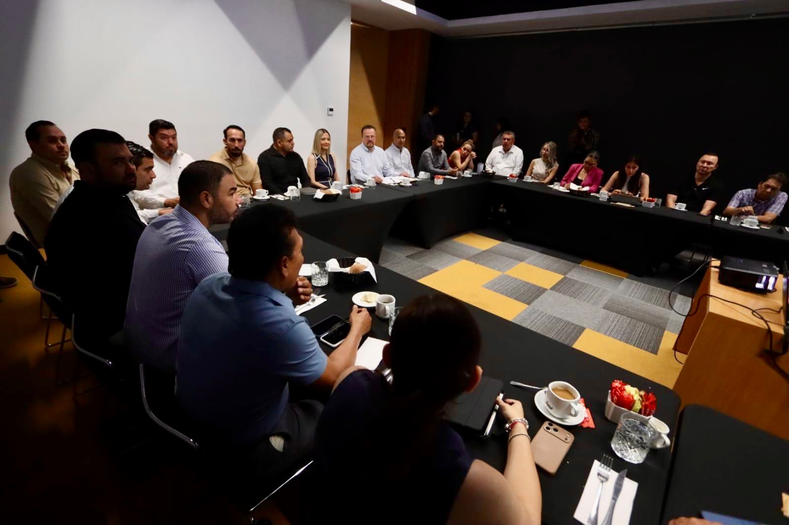 personas reunidas en sala de juntas