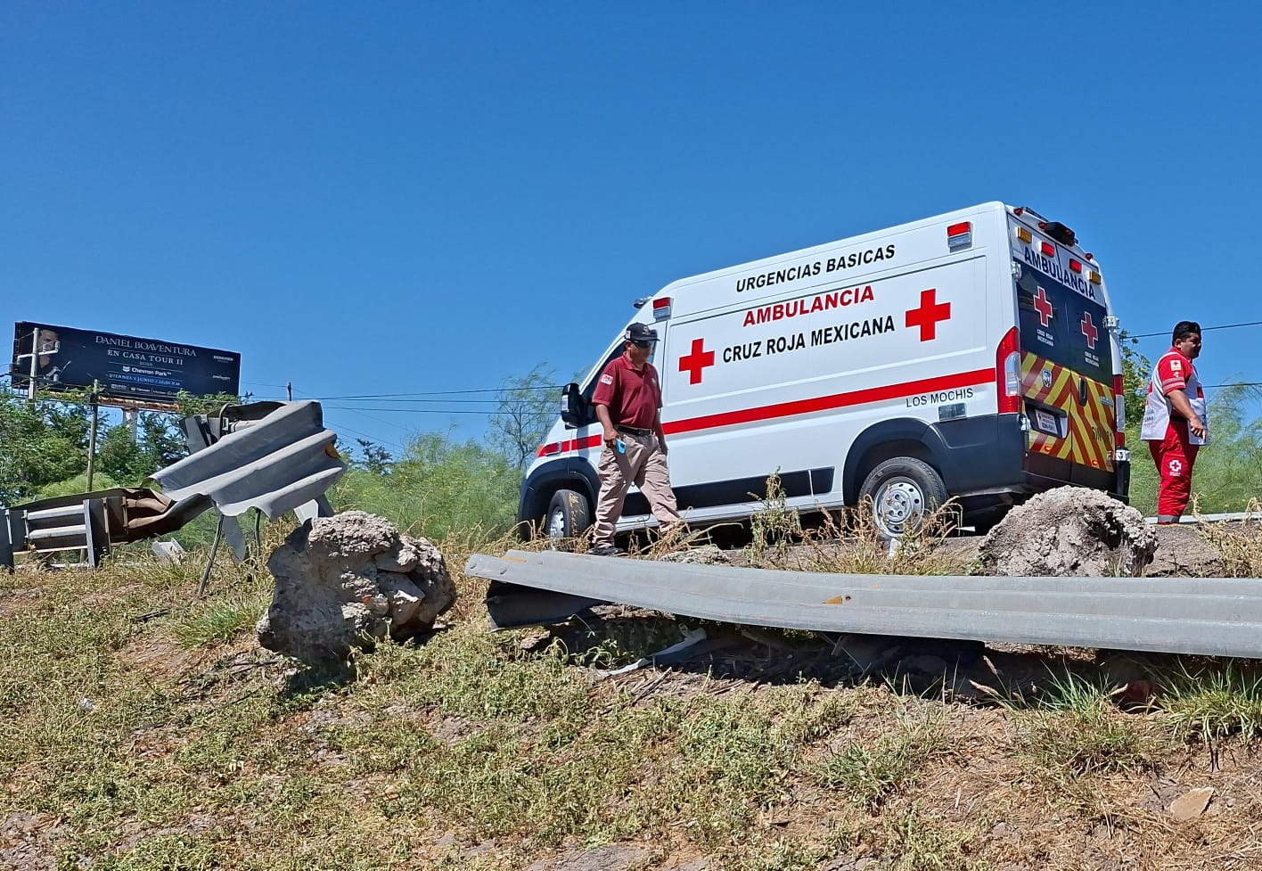 Ambulancia de la Cruz Roja y paramédicos en zona de accidente y salida de camino en Ahome