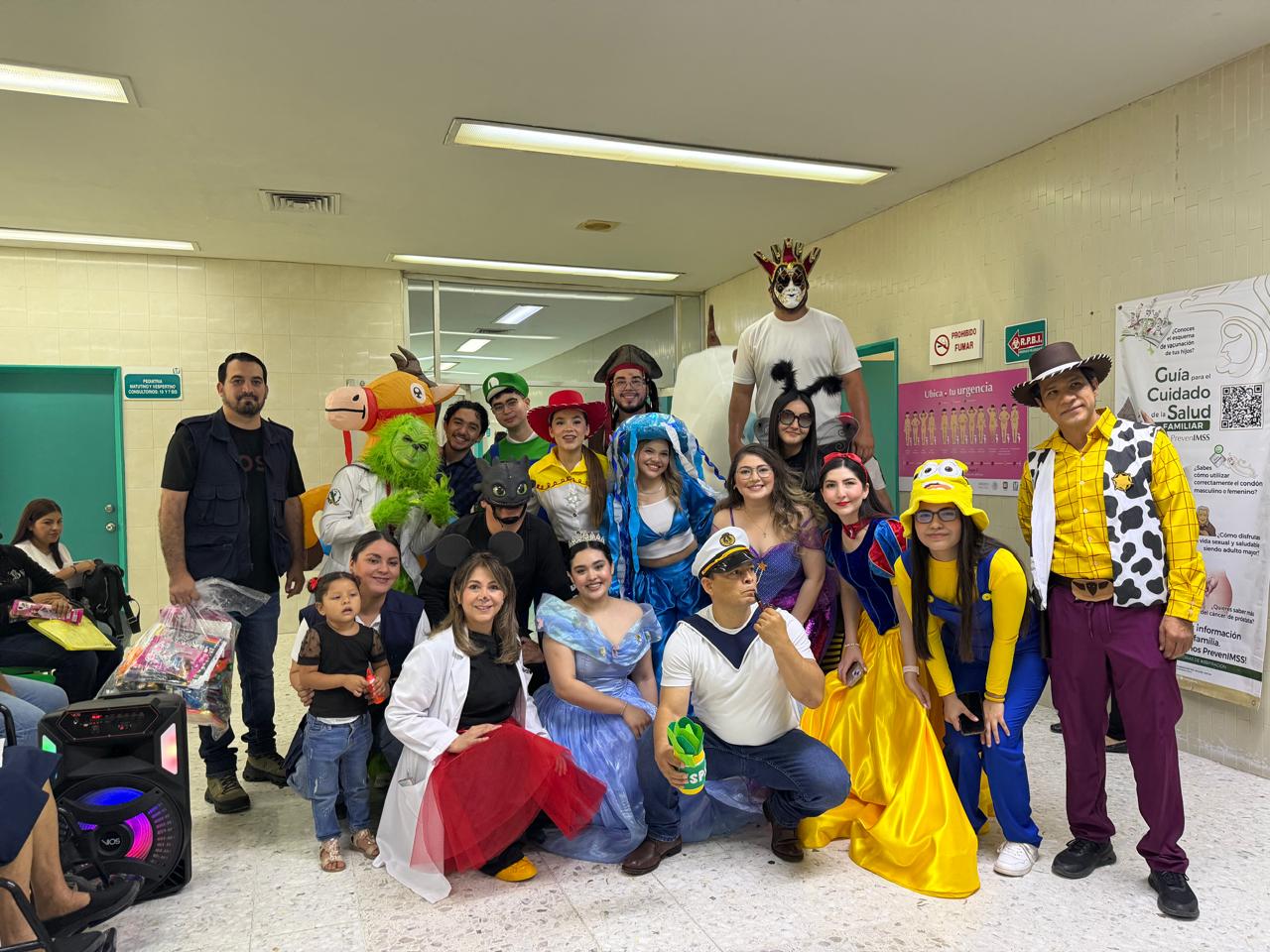 Personas con disfraces en un hospital