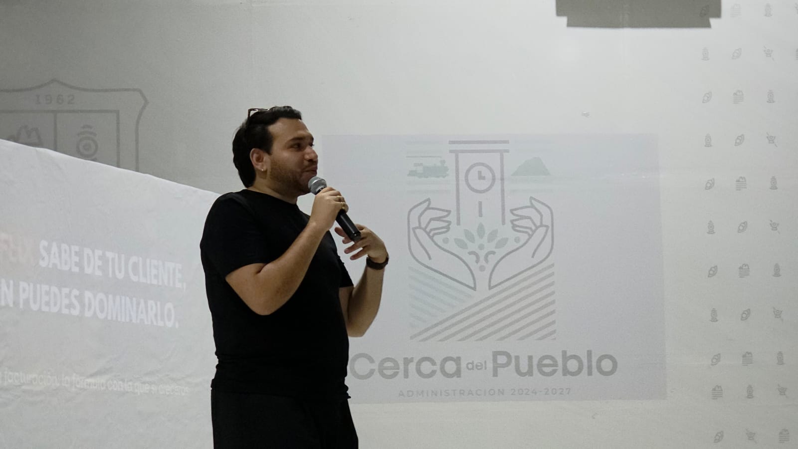 persona en exposición