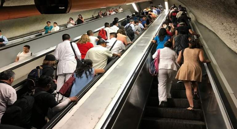 personas usan las escaleras del metro de la cdmx
