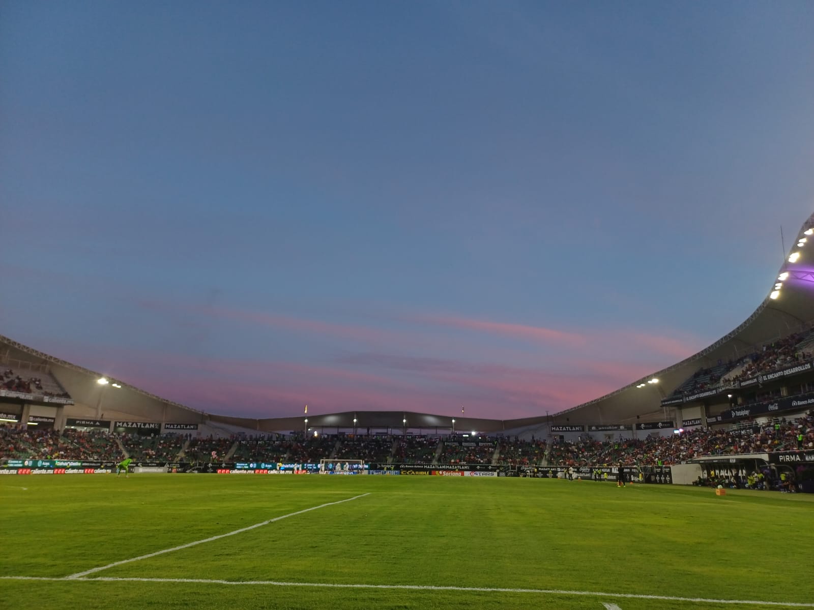 estadio El Encanto visto en atardecer