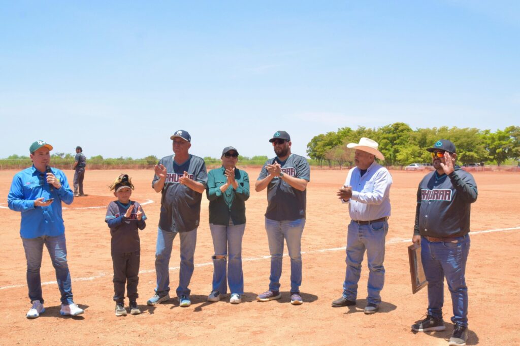 personas en estadio de béisbol