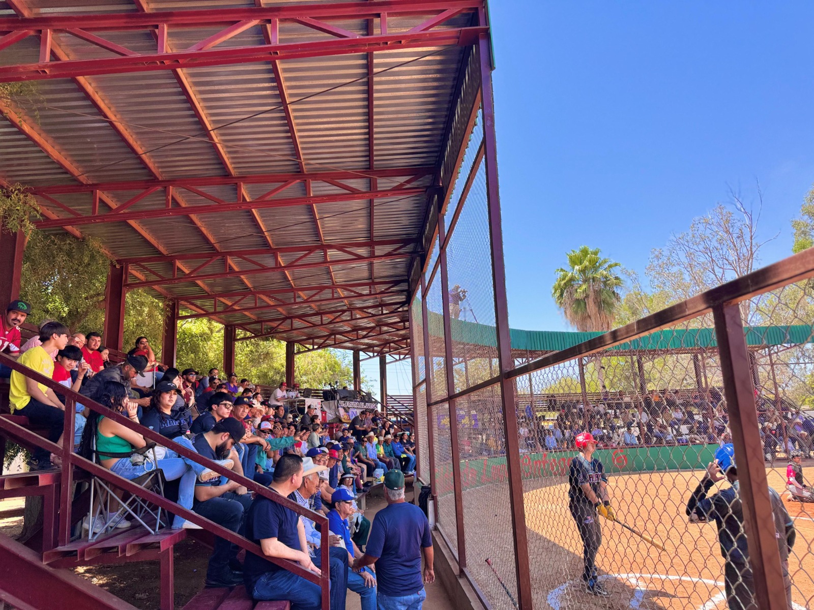 personas sentadas en gradas de estadio de béisbol