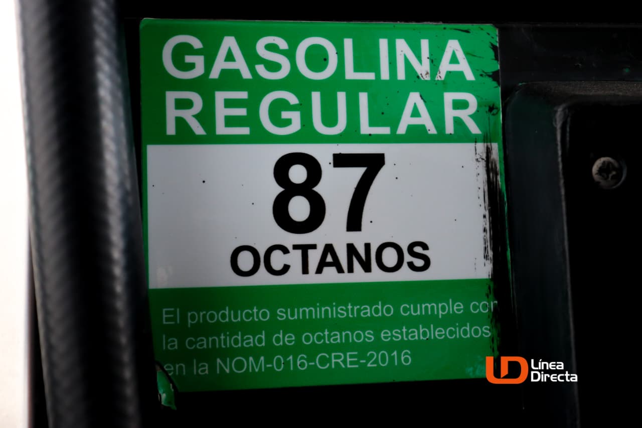 parte de la bomba de gasolina donde se lee GASOLINA REGULAR