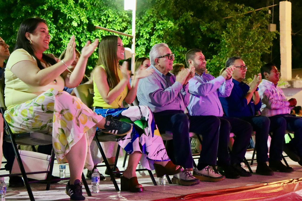 Autoridades sentados observando el Carnaval dePrimavera 2026